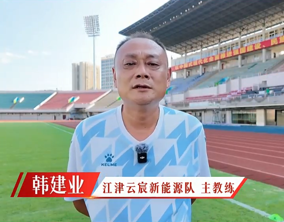 尤文23岁前锋滑倒3次被换下!当众向教练发火 怒砸座椅后直接离场